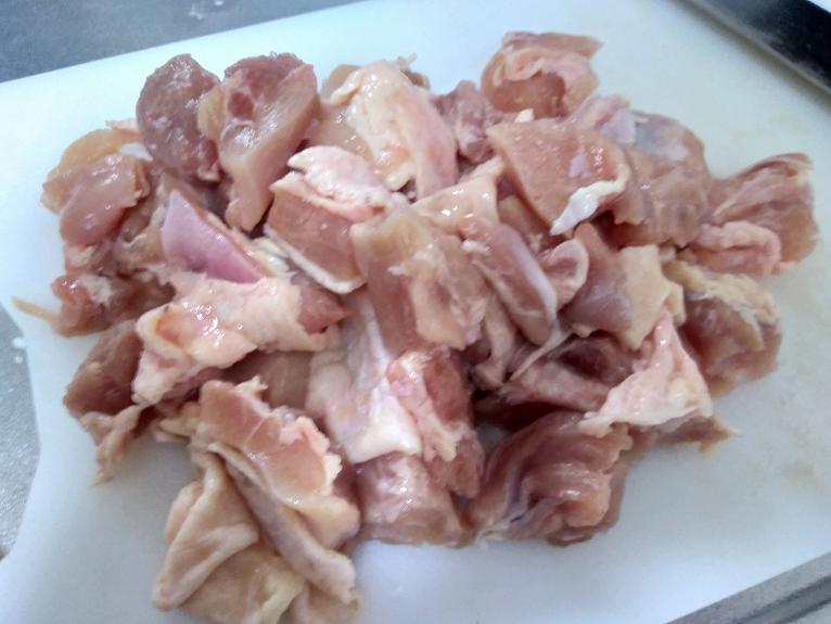 カットされた鶏肉