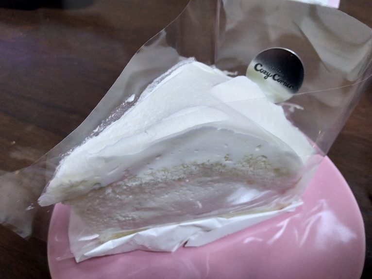 お皿に乗った白いカットケーキ