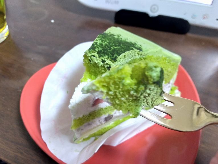 フォークで持ち上げられた緑のケーキ