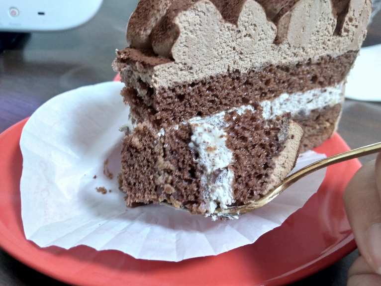 フォークに乗った一口サイズのチョコケーキ