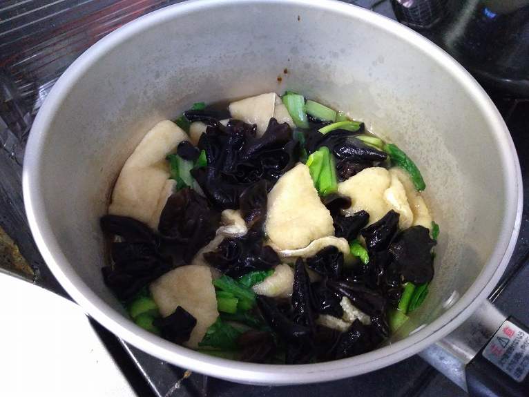 小松菜と油揚げときくらげが入った鍋