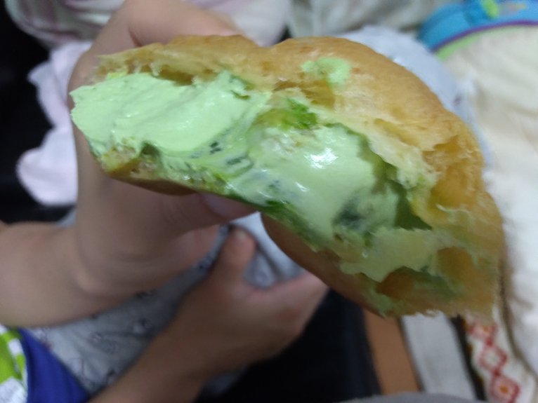 緑色のクリームが入ったシュークリーム