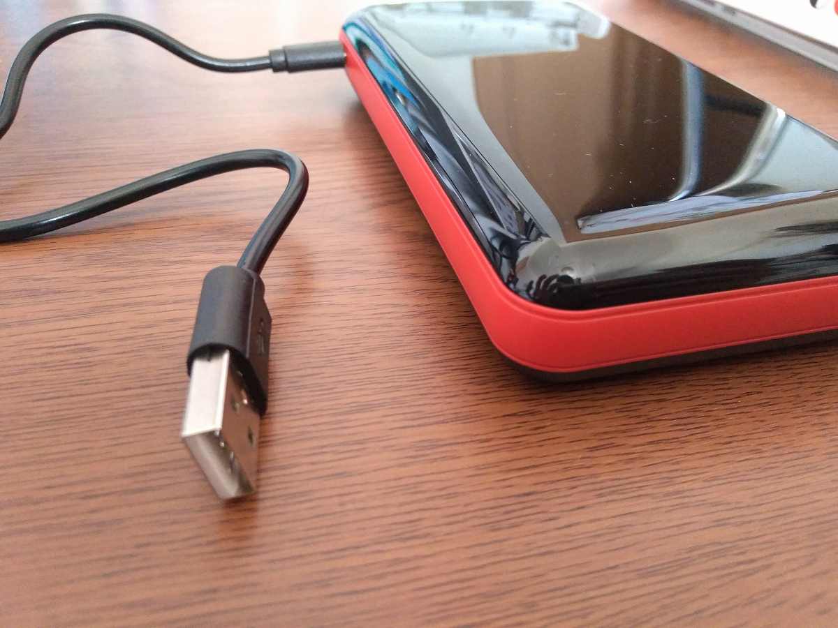 USBケーブルが差し込まれているデバイス