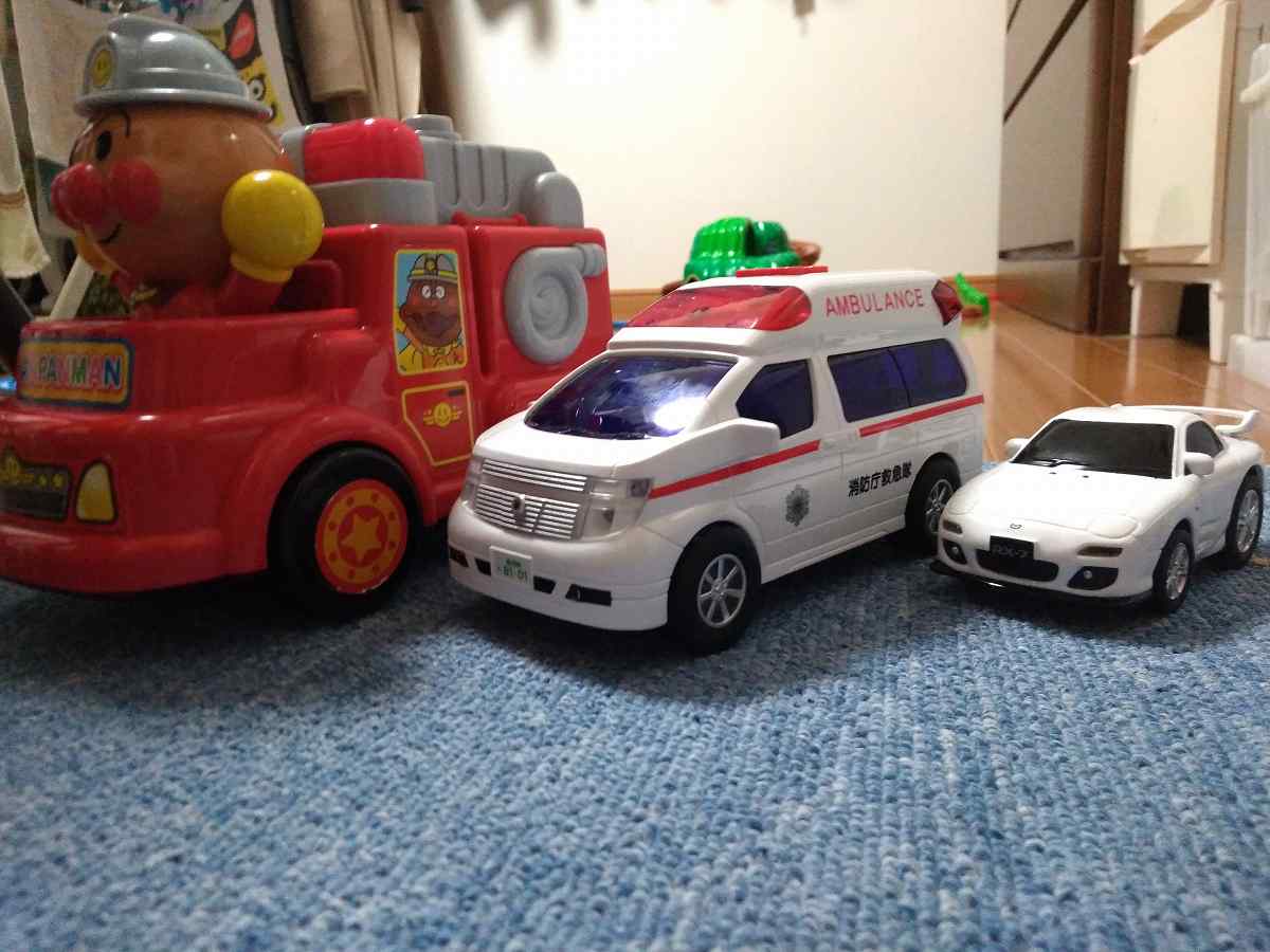 3つのおもちゃの車