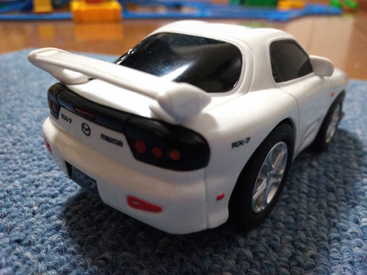 ウィングがついた白い車