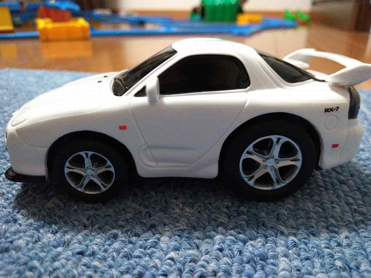 おもちゃの白い車の側面