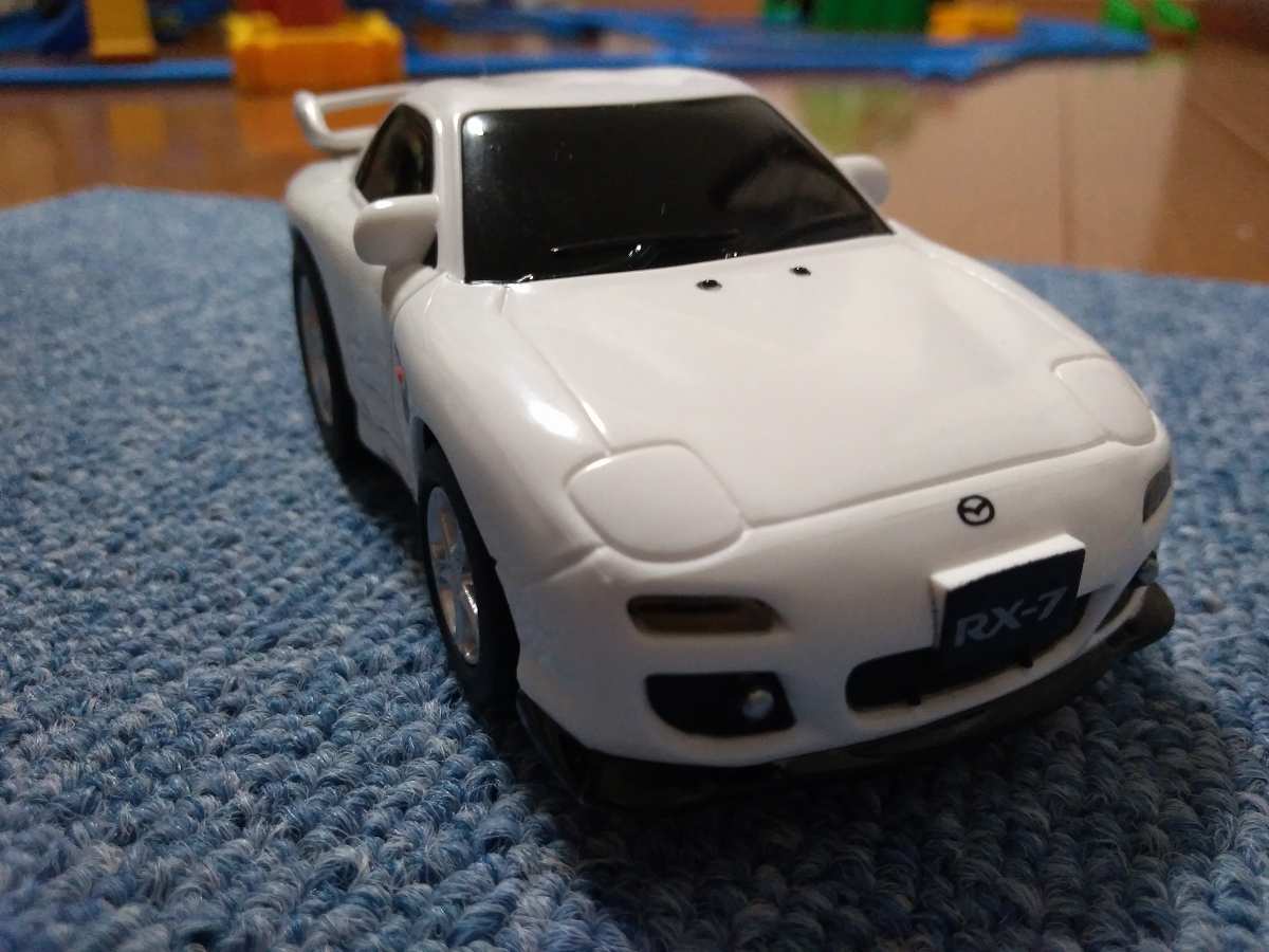 マツダの白い車のおもちゃ