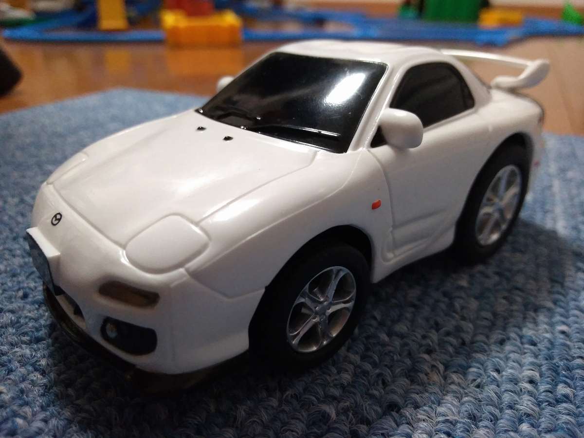 おもちゃの白い車