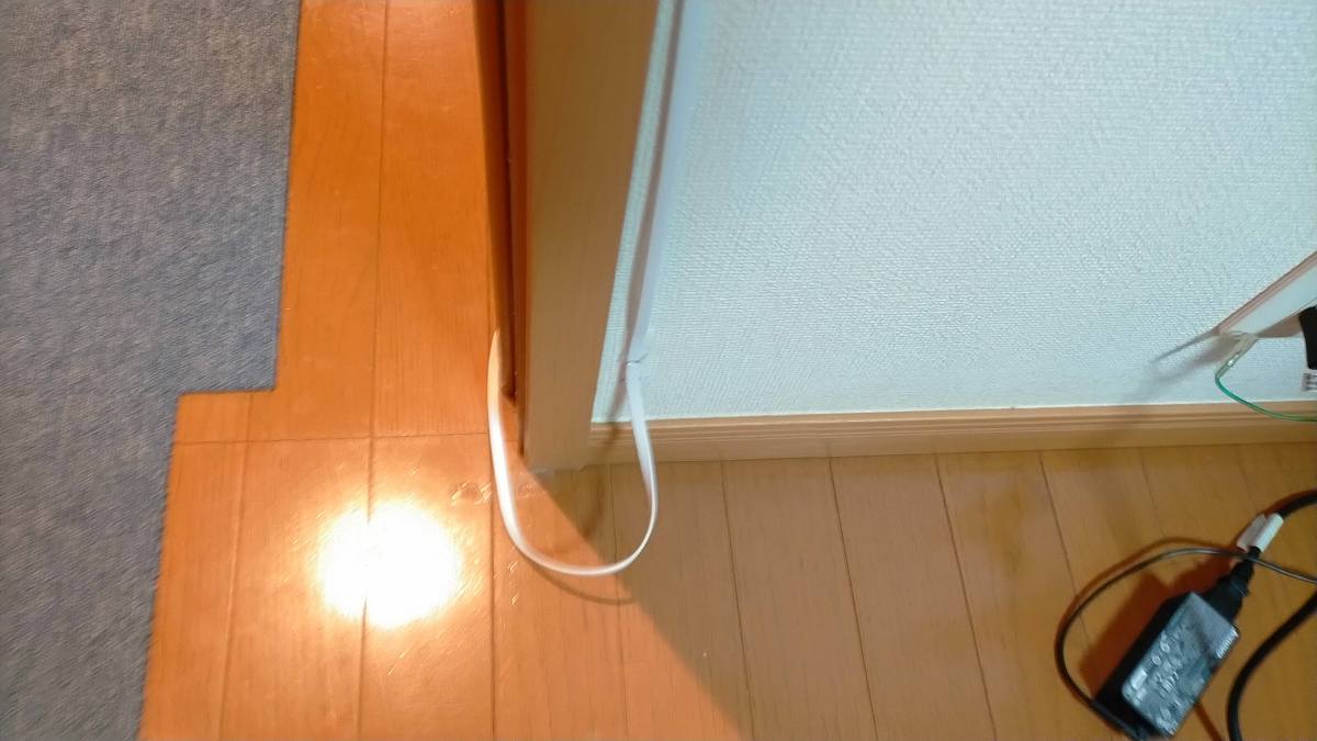 長いLANケーブルを隣の部屋へまたぐにはどうすればいいか？