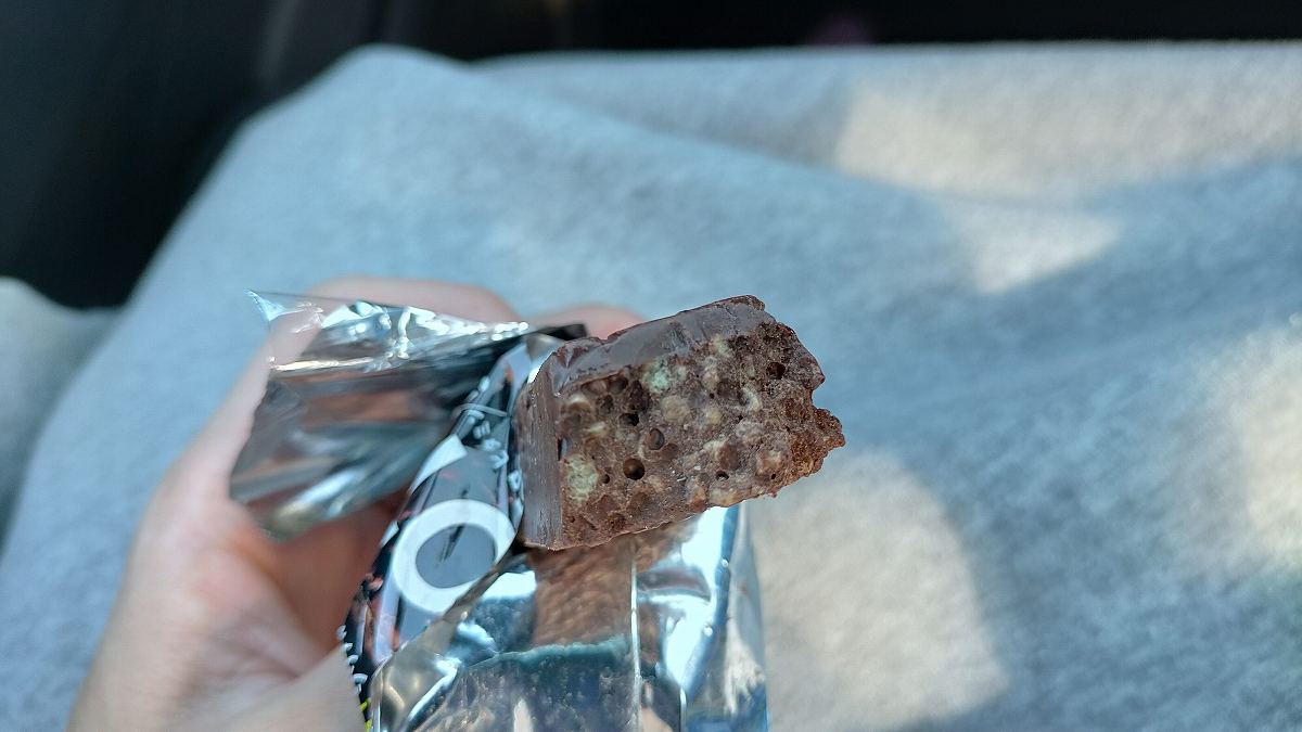 1本満足バーを食べる