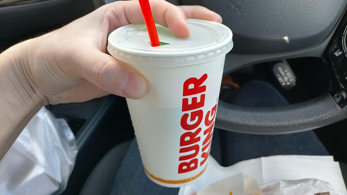 バーガーキングのドリンクMサイズ