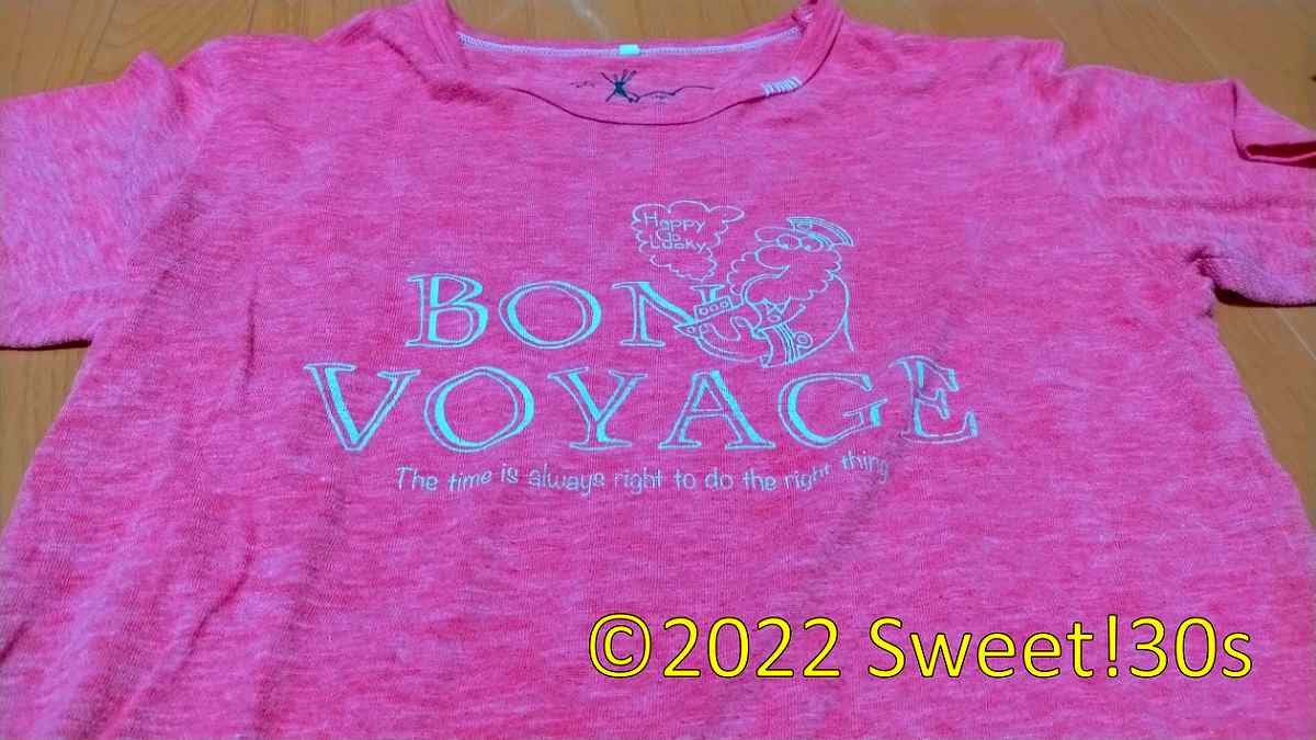 BONVOYAGEと書かれたピンクTシャツ
