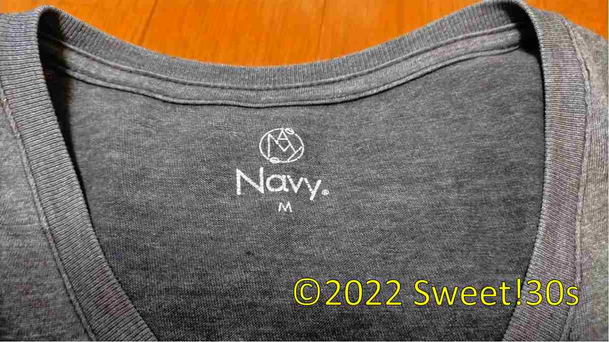 NavyのグレーTシャツ