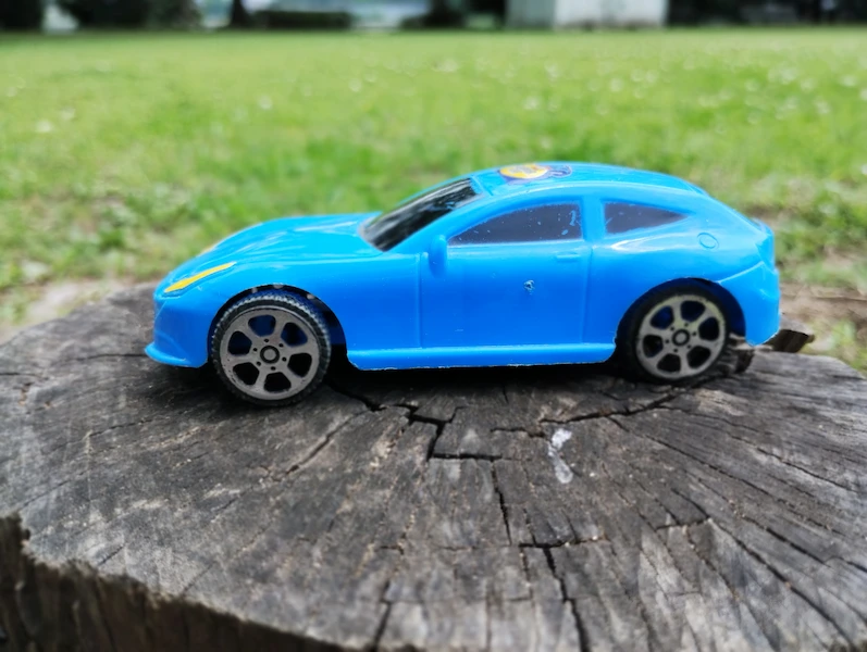 moto g32のポートレートモードで撮影した青い車のおもちゃの写真