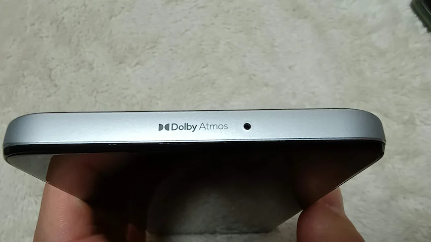 moto g32の上部にある「Dolby Atmos」のロゴ