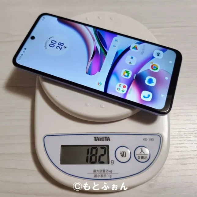 moto g13の重さを測った画像。ケースなしで182g