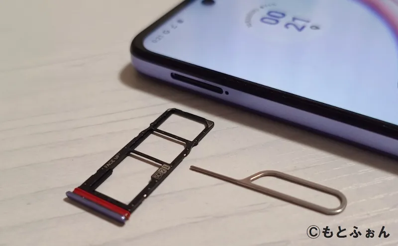 moto g13のSIMスロットを写した画像。