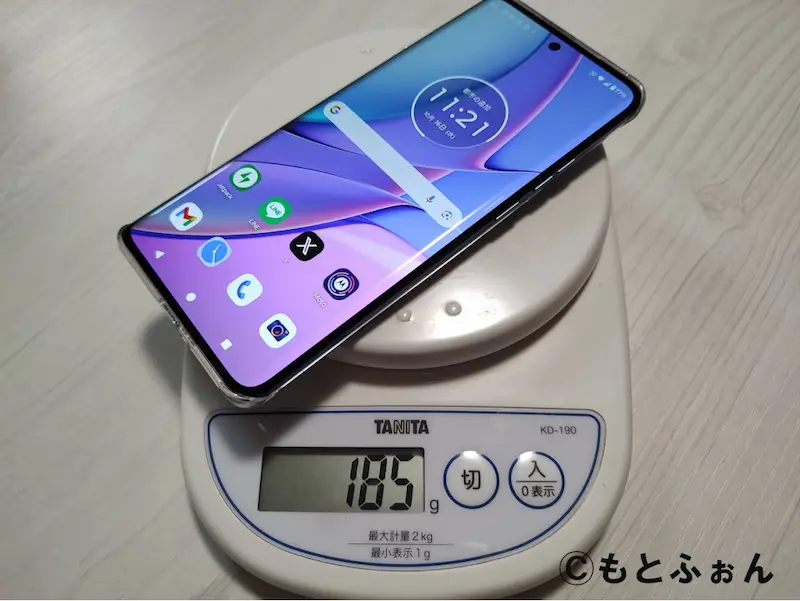 付属ケースをつけたedge 40の重さ(185g)を測った画像