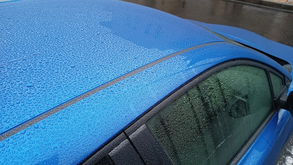 モトローラedge 20 FUSIONで撮影した青い車の天井