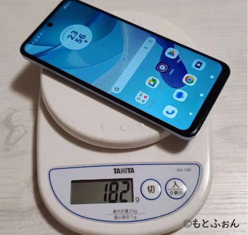 moto g53j 5Gの重さを測った画像。182g