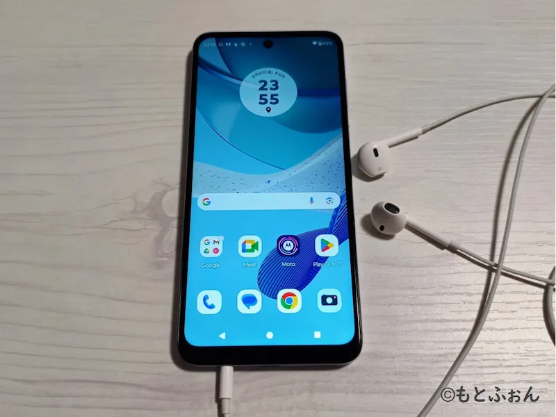 有線イヤホンを接続したmoto g53j 5Gの写真