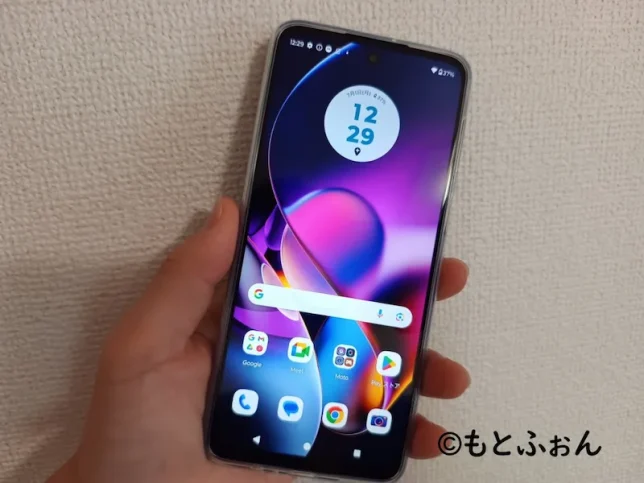 moto g64 5Gを持っている画像