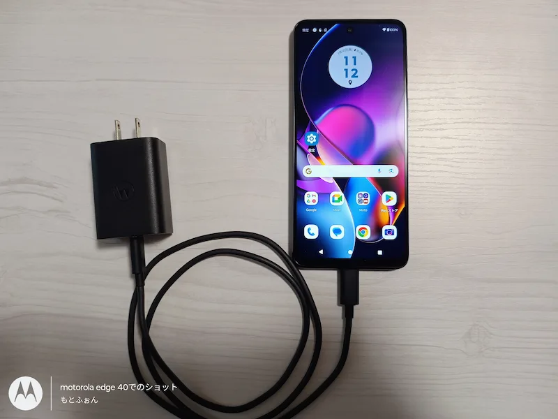 充電器に接続されたmoto g64 5G