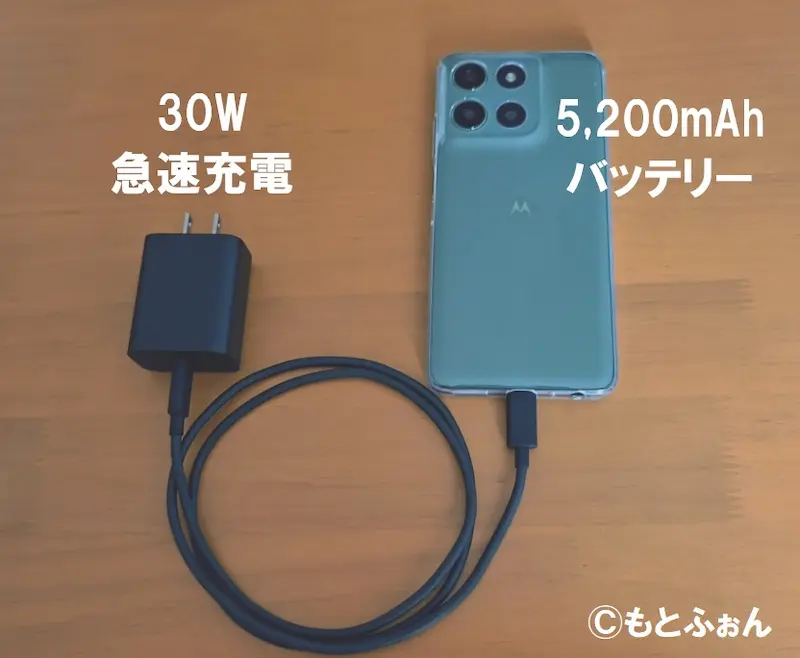 充電ケーブルをつないだmoto g66j 5G(30W急速充電)
