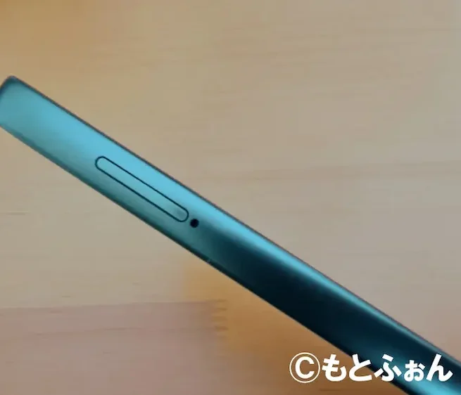 moto g66j 5Gの本体左側面(SIMスロット)