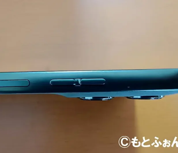 moto g66j 5Gの本体右側面(音量調節/電源ボタン)