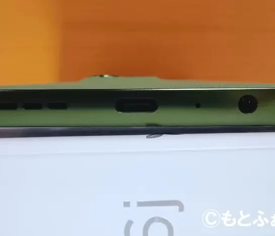 moto g66j 5Gの本体下部(スピーカー/Type C挿入口/3.5mmイヤホンジャック穴)